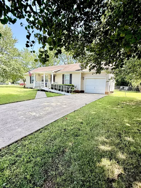 744 Spees Dr, Clarksville, TN 37042