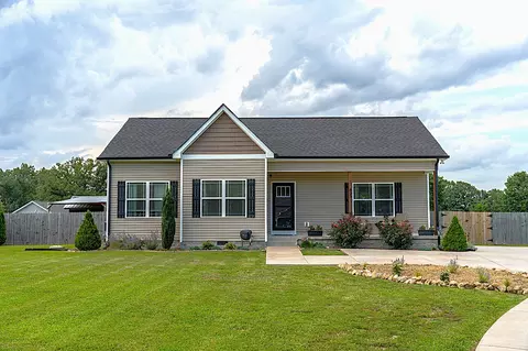 305 College St, Burns, TN 37029