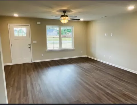 72 Legacy St, Decherd, TN 37324 photo 2