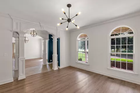 Living - 2329 Irby Ln, Murfreesboro, TN 37127 photo 2 of 6