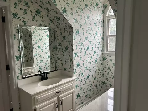 Bath - 2329 Irby Ln, Murfreesboro, TN 37127 photo 9 of 11