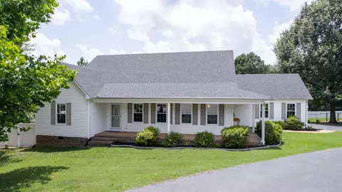 136 Eiffel Tower Ln, Paris, TN 38242