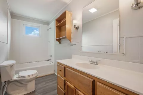 Bath - 109 Riverside Dr, Centerville, TN 37033 photo 1 of 2