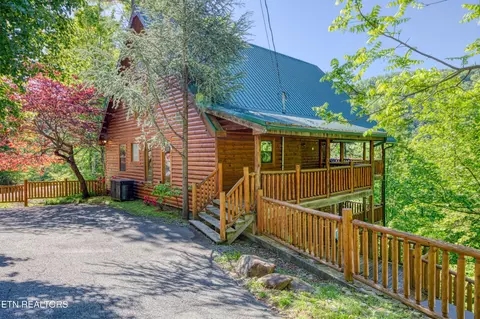 2766 Overholt Trl, Sevierville, TN 37862