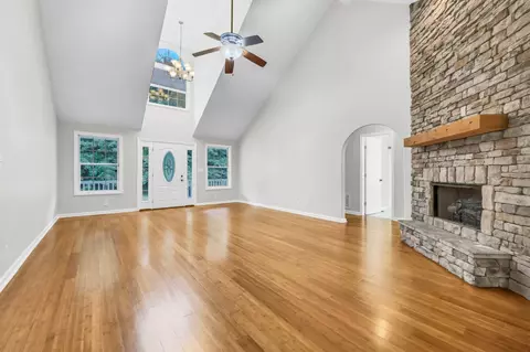 Living - 3190 Marthas Chapel Rd, Cunningham, TN 37052 photo 3 of 5