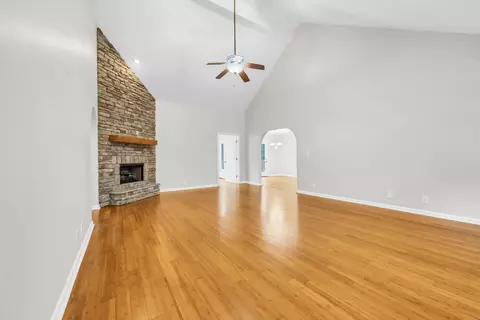Living - 3190 Marthas Chapel Rd, Cunningham, TN 37052 photo 2 of 5