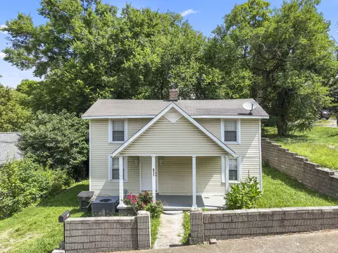 513 E 9th St, Columbia, TN 38401