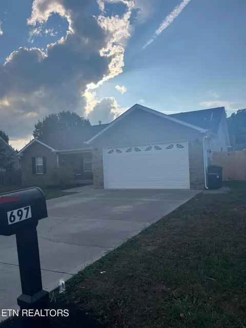 697 Hillside Ln, Lenoir City, TN 37771