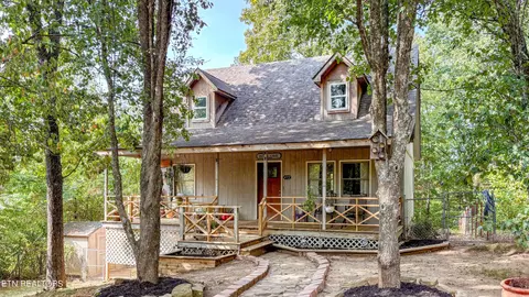 472 Skyline View Ln, Harriman, TN 37748