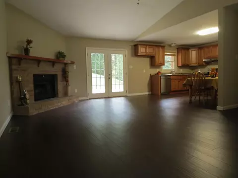 214 Den Ln, Heiskell, TN 37754 photo 3