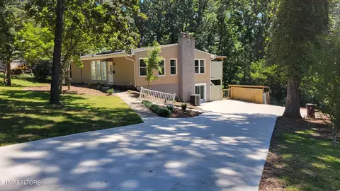 389 East Dr, Oak Ridge, TN 37830