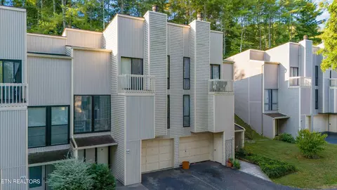 84 Valley Forge Dr, Oak Ridge, TN 37830