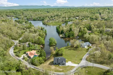 1018 War Eagle Dr, Crossville, TN 38572