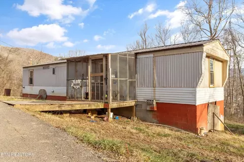 133 Spears Aly, Harriman, TN 37748