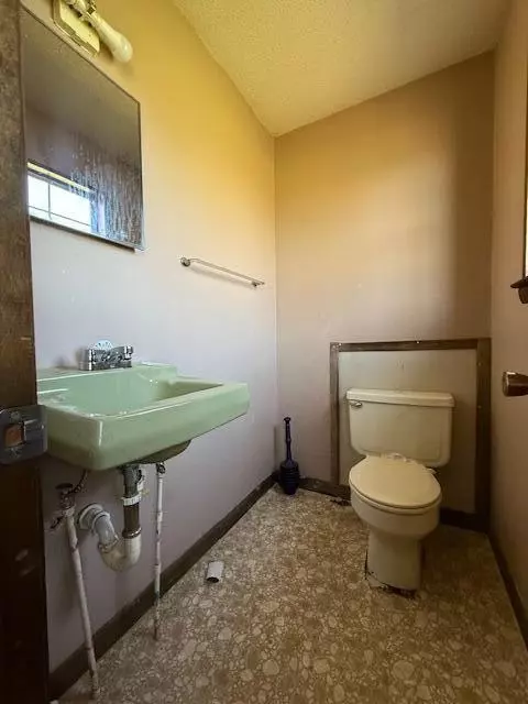 Bath - 953 Durham Loop, Grandview, TN 37337 photo 2 of 2