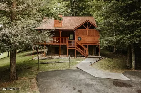 3653 Country Pines Way, Sevierville, TN 37876