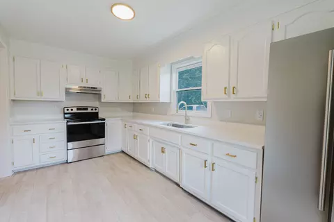 Kitchen - 103 Cage Cir, Dickson, TN 37055 photo 2 of 3