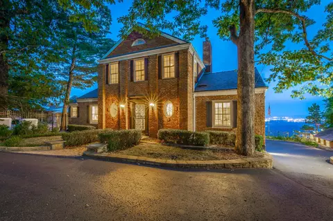 208 S Palisades Dr, Signal Mountain, TN 37377
