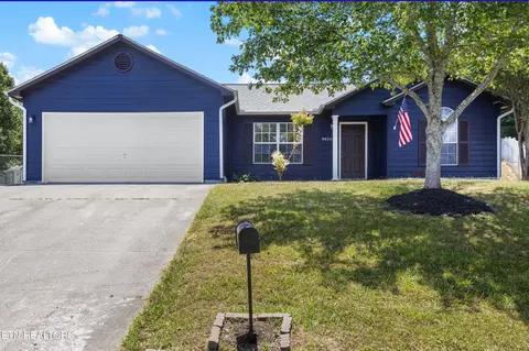 8424 Gardenside Ln, Powell, TN 37849