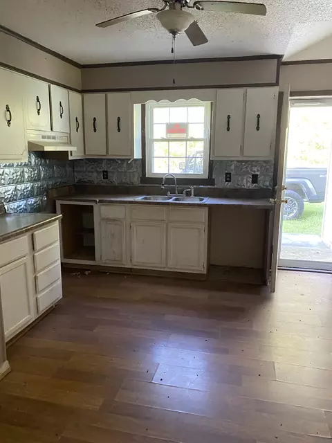 Kitchen - 972 Fall River Rd, Goodspring, TN 38460 photo 1 of 2