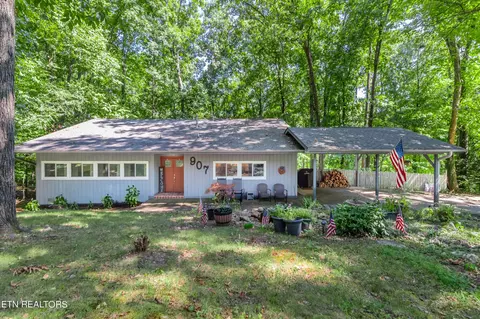 907 W Outer Dr, Oak Ridge, TN 37830
