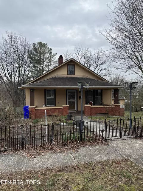 622 Unaka St, Harriman, TN 37748