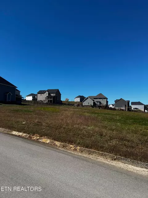 102 Checkerberry Rd, Oak Ridge, TN 37830