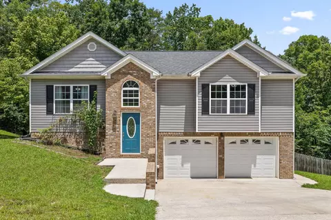 1021 Falcon Run Dr, Soddy Daisy, TN 37379