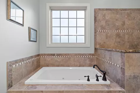 Bath - 2956 Reflection Ln, Ooltewah, TN 37363 photo 5 of 8