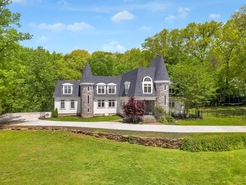 3 Close Family Rd, Signal Mountain, TN 37377