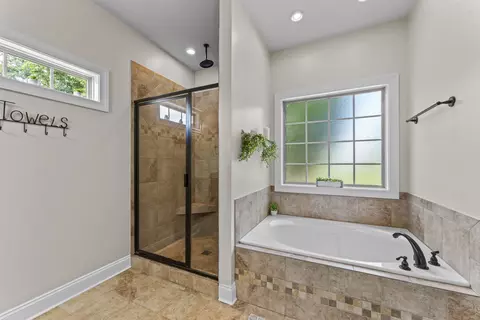 Bath - 1407 Loblolly Dr, Murfreesboro, TN 37128 photo 2 of 4