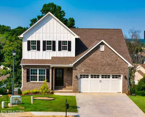 1094 W Glenview Dr, Lenoir City, TN 37771