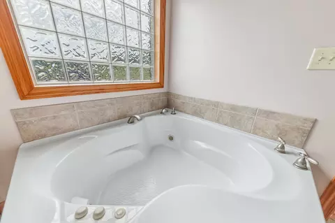 Bath - 7599 Beech Hill Rd, Pulaski, TN 38478 photo 7 of 9