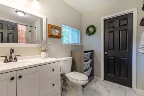 Bath - 1819 Greerson Dr, Murfreesboro, TN 37130 photo 2 of 4