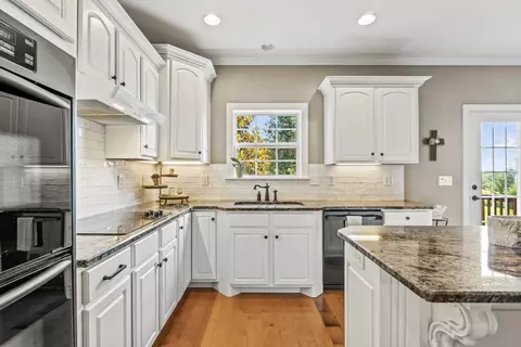 Kitchen - 1098 Stonebridge Park Dr, Franklin, TN 37069 photo 3 of 4