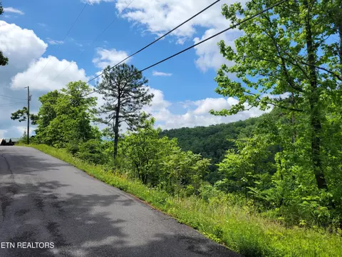 44 Sanders Ln, Sevierville, TN 37876