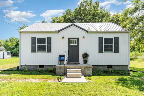 207 Merideth Ave, Waverly, TN 37185