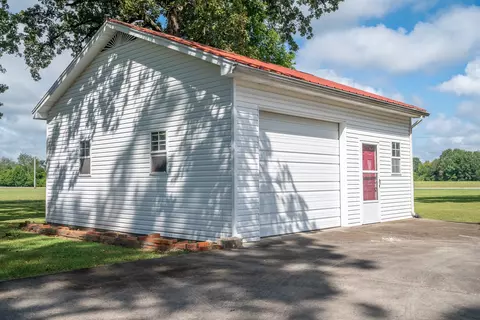 Exterior - 775 2nd Ave S, Loretto, TN 38469 photo 13 of 14