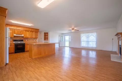 Living - 775 2nd Ave S, Loretto, TN 38469 photo 3 of 3