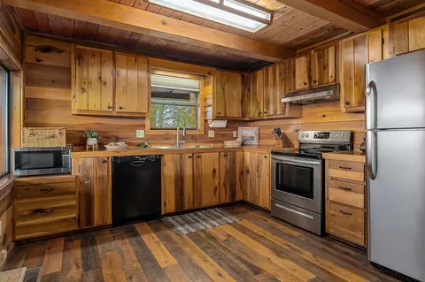 Kitchen - 207 Dillon Rd, Baxter, TN 38544 photo 2 of 3