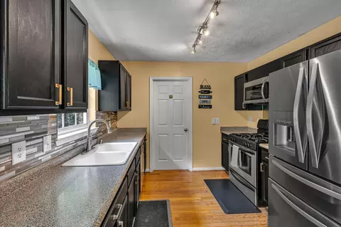 Kitchen - 190 Gaskins Rd, Dickson, TN 37055 photo 2 of 4