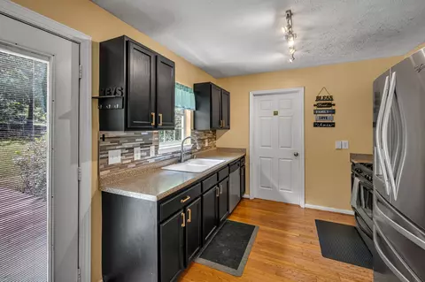 Kitchen - 190 Gaskins Rd, Dickson, TN 37055 photo 3 of 4