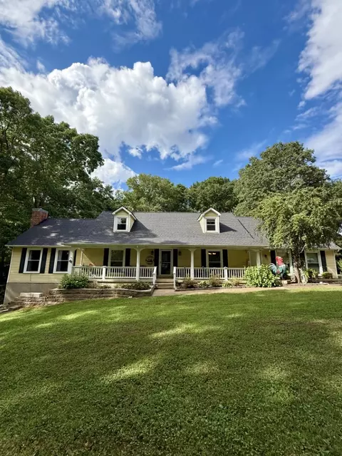 2290 Grandview Dr W, Lawrenceburg, TN 38464