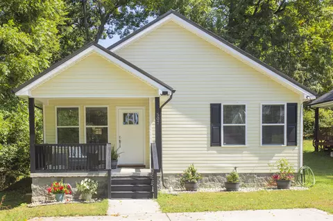 507 W Chestnut St, Dickson, TN 37055