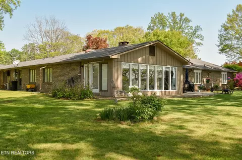 121 Westcliff Dr, Harriman, TN 37748