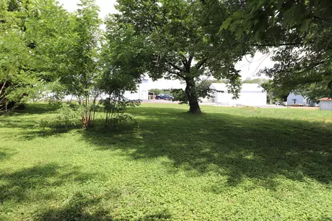 504 Cedar St, Lafayette, TN 37083 photo 2
