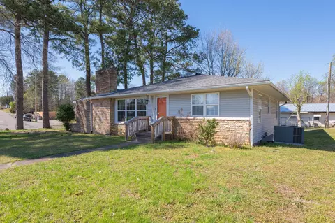 300 Holmes St, Lexington, TN 38351