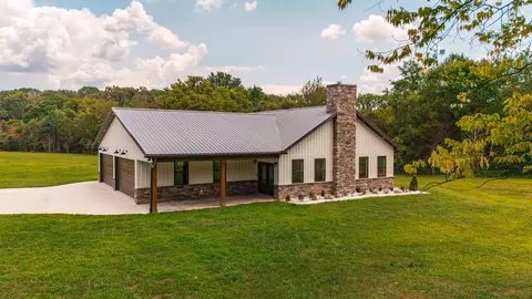 469 Chipman Rd, Bethpage, TN 37022