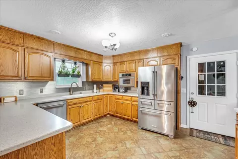 Kitchen - 3955 River Rd, Baxter, TN 38544 photo 5 of 13
