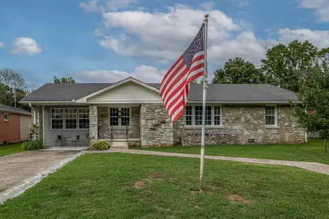 907 3rd Ave, Fayetteville, TN 37334